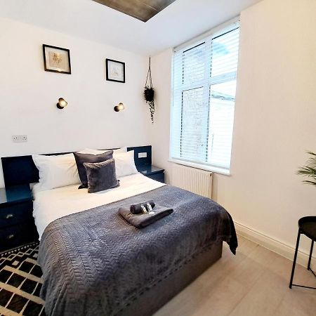 Spacious 3 Bed Apartment, En-Suites, Near Train Station! Watford  Bagian luar foto