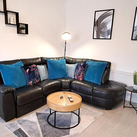 Spacious 3 Bed Apartment, En-Suites, Near Train Station! Watford  Bagian luar foto