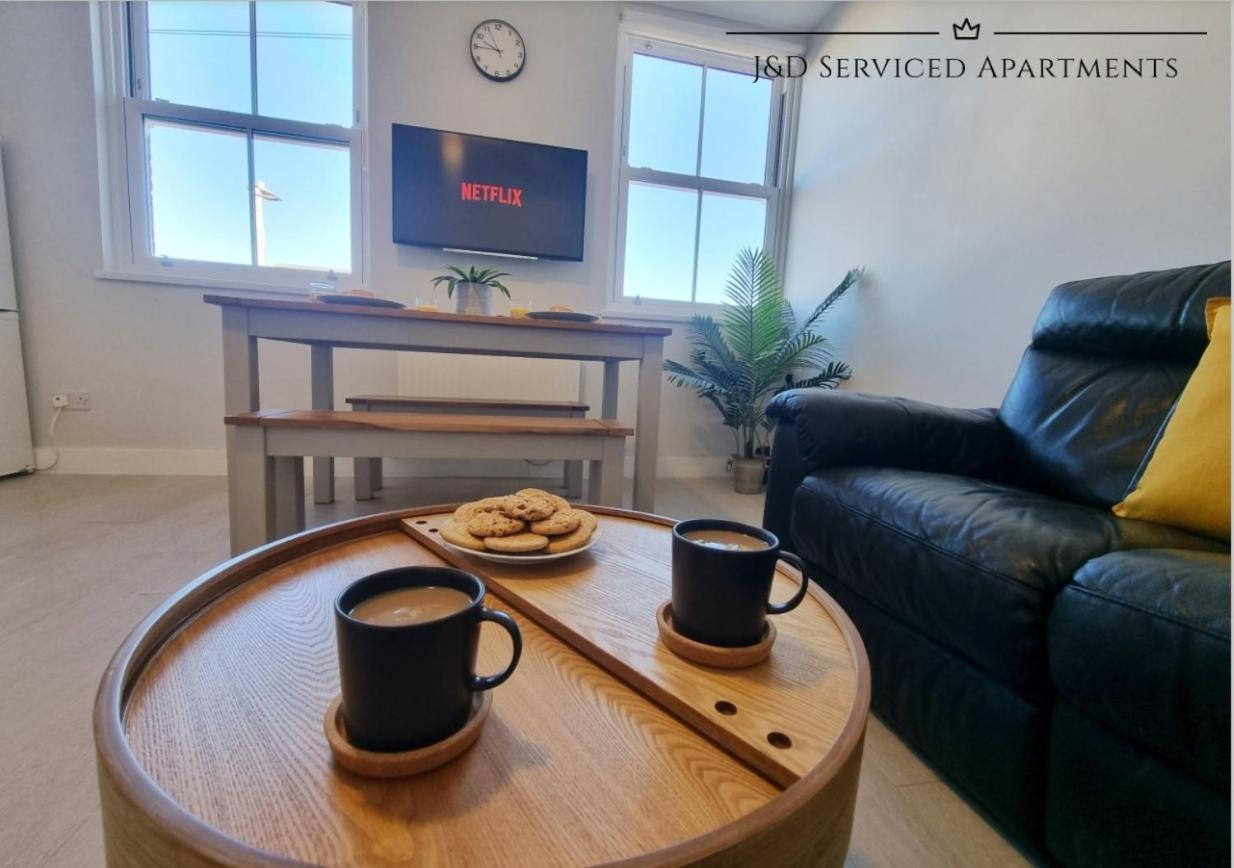 Spacious 3 Bed Apartment, En-Suites, Near Train Station! Watford  Bagian luar foto