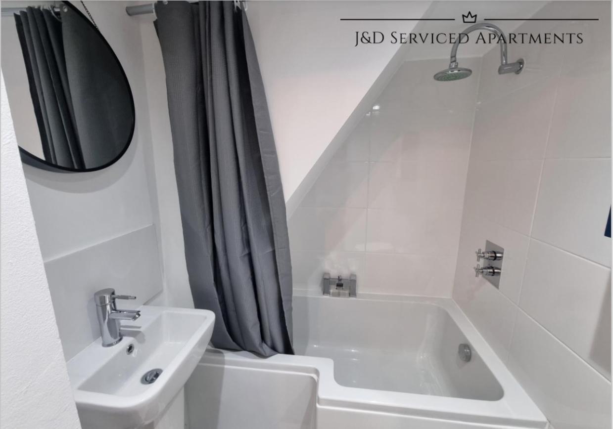 Spacious 3 Bed Apartment, En-Suites, Near Train Station! Watford  Bagian luar foto