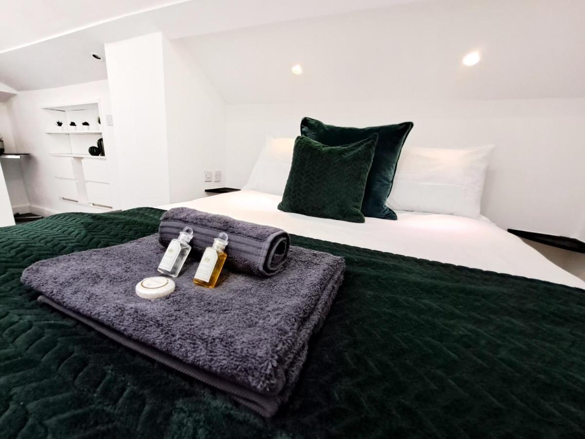 Spacious 3 Bed Apartment, En-Suites, Near Train Station! Watford  Bagian luar foto