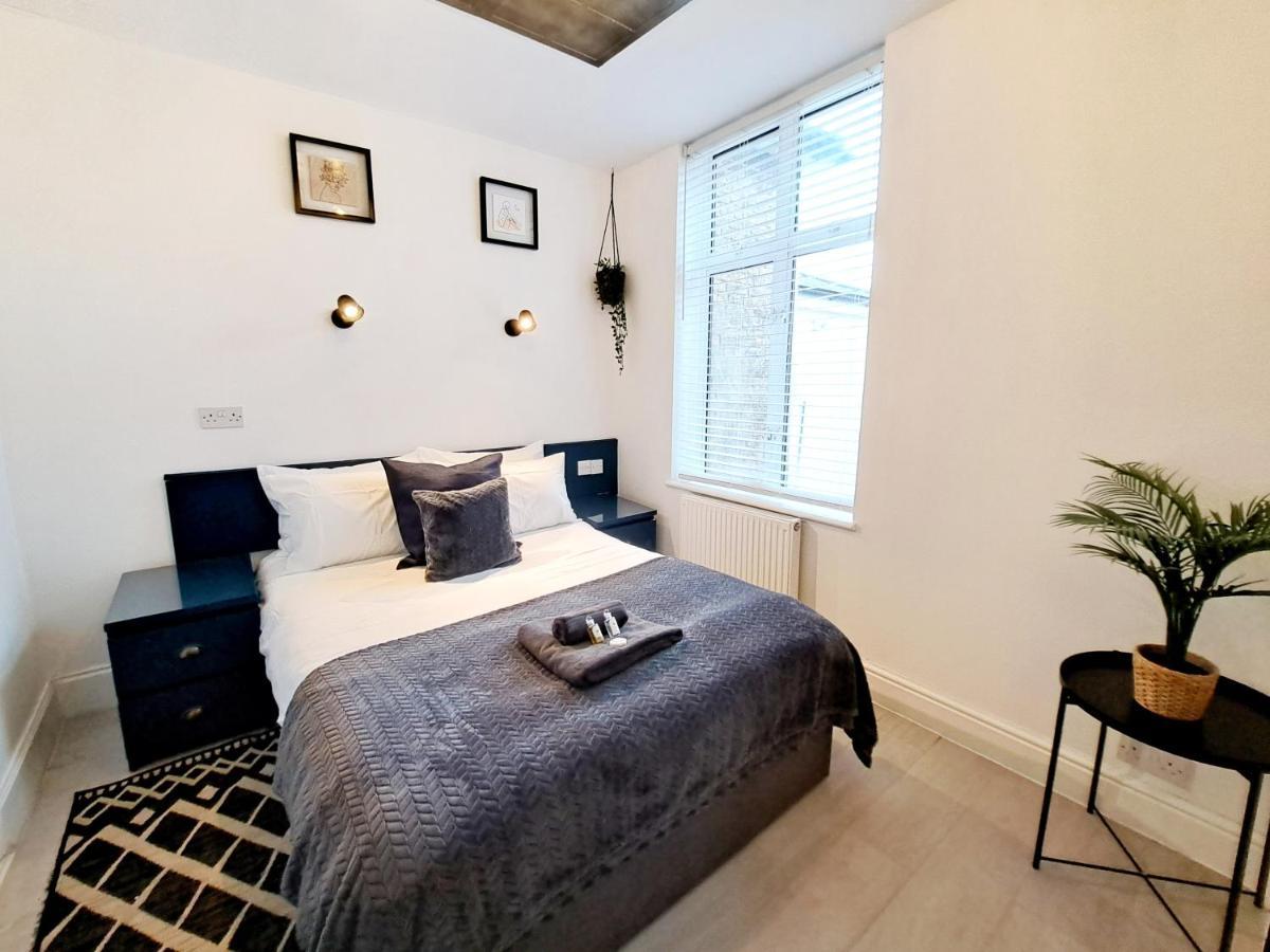 Spacious 3 Bed Apartment, En-Suites, Near Train Station! Watford  Bagian luar foto