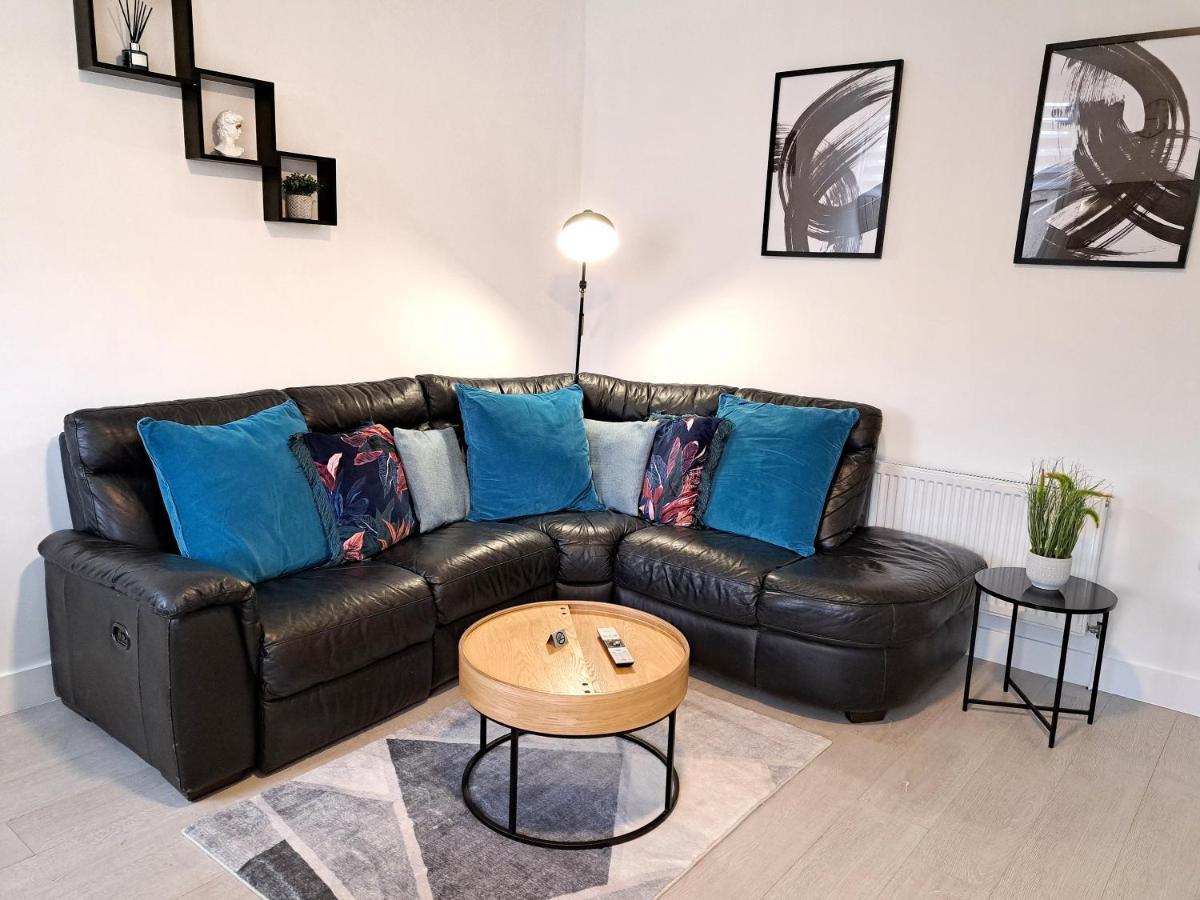 Spacious 3 Bed Apartment, En-Suites, Near Train Station! Watford  Bagian luar foto