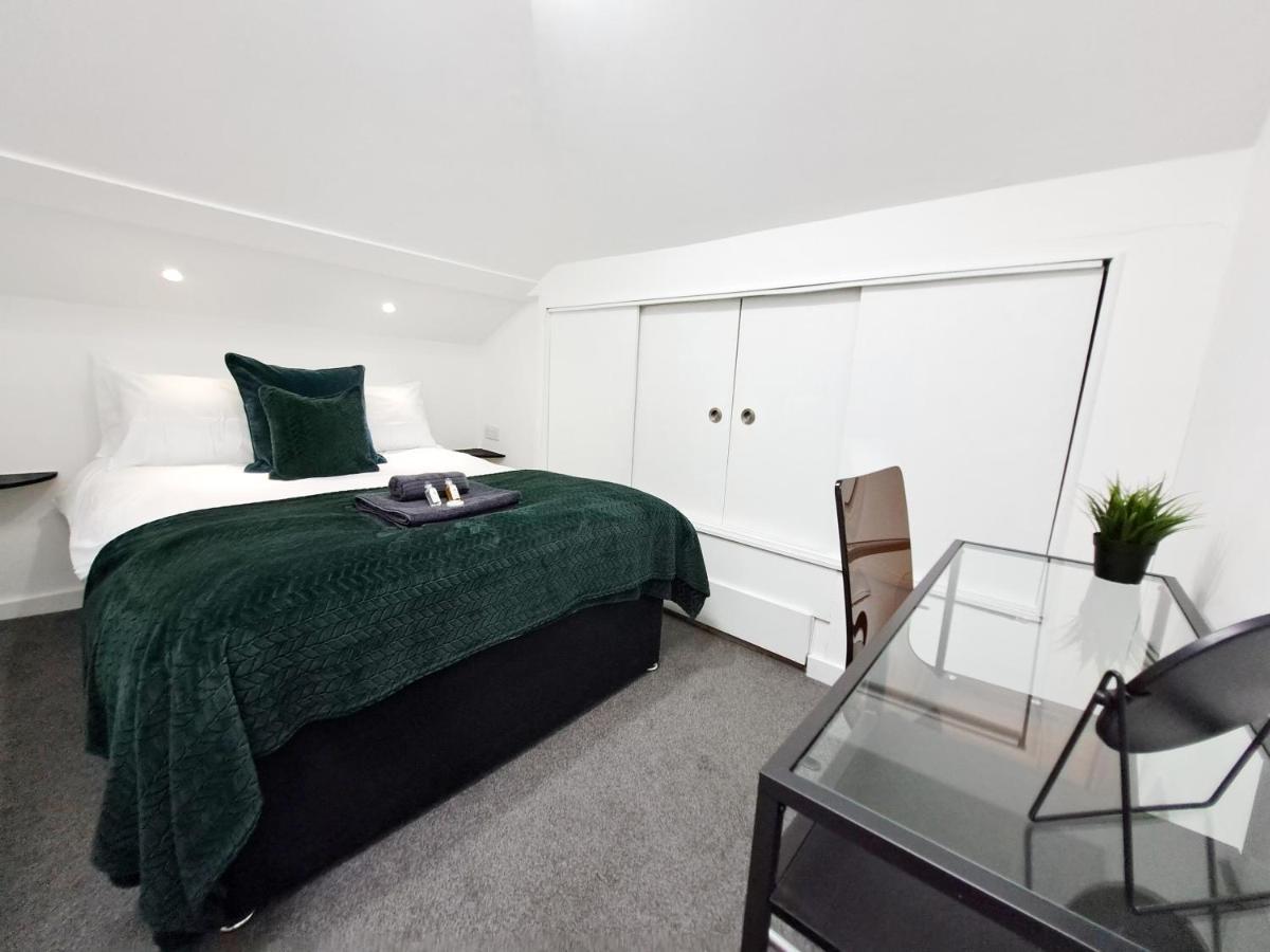Spacious 3 Bed Apartment, En-Suites, Near Train Station! Watford  Bagian luar foto
