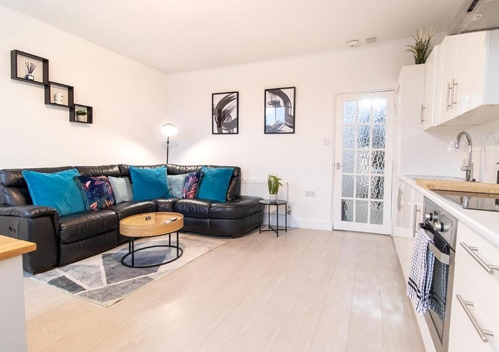 Spacious 3 Bed Apartment, En-Suites, Near Train Station! Watford  Bagian luar foto