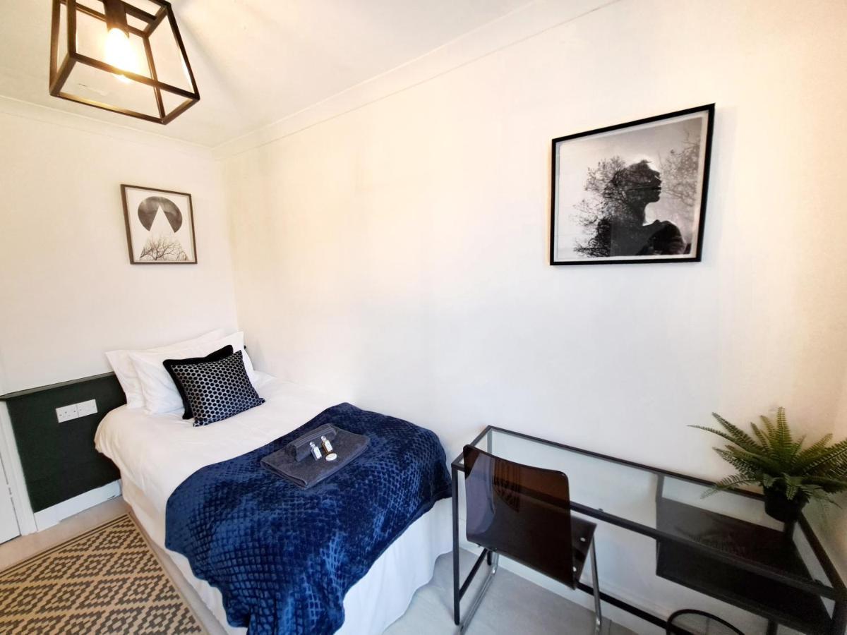 Spacious 3 Bed Apartment, En-Suites, Near Train Station! Watford  Bagian luar foto