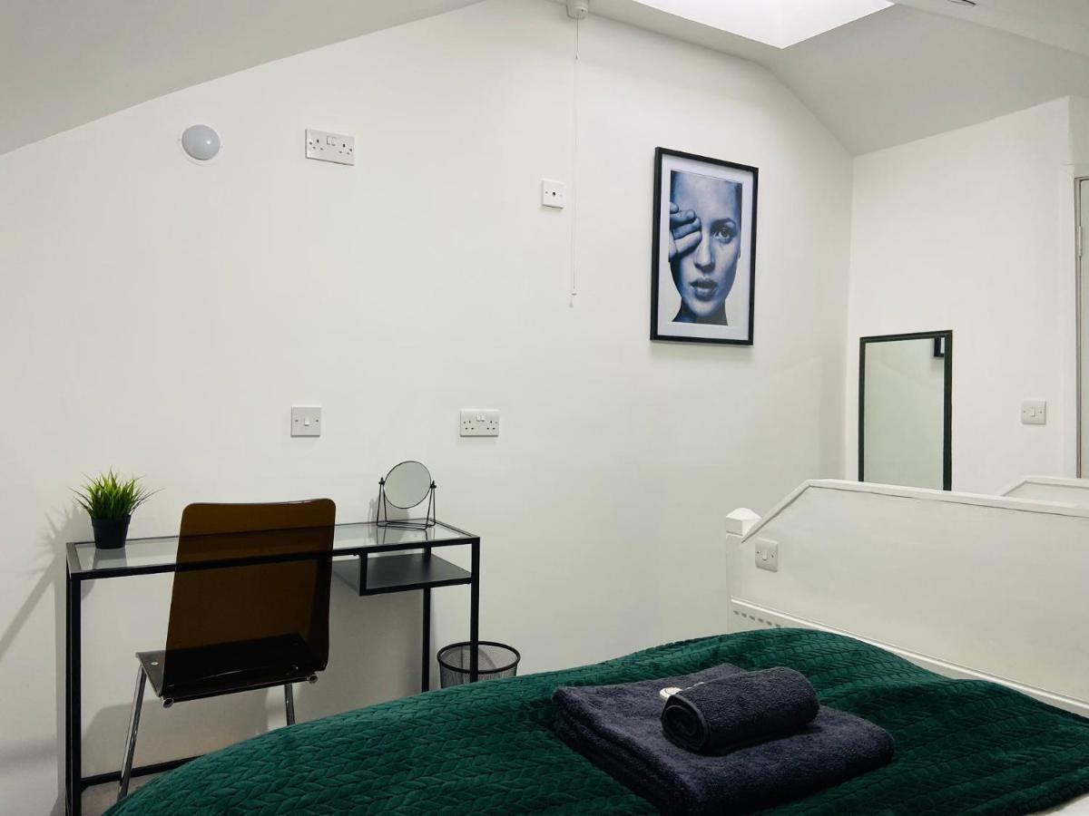 Spacious 3 Bed Apartment, En-Suites, Near Train Station! Watford  Bagian luar foto